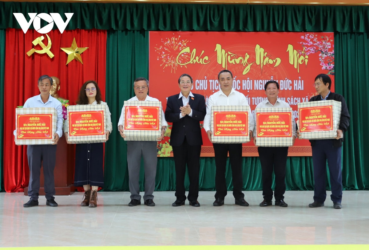 lanh dao Dang, nha nuoc tang qua, chuc tet tai Da nang, gia lai va can tho hinh anh 3