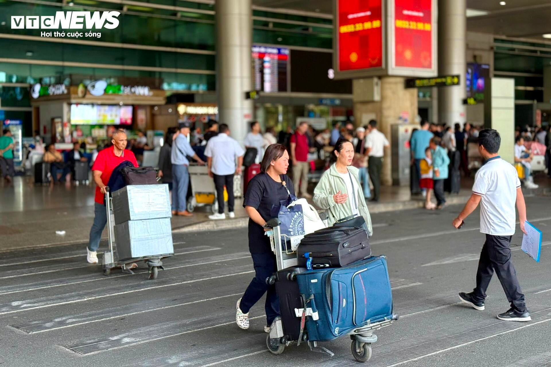 Sân bay Tân Sơn Nhất đông nghịt người đón kiều bào về quê ăn Tết - 13