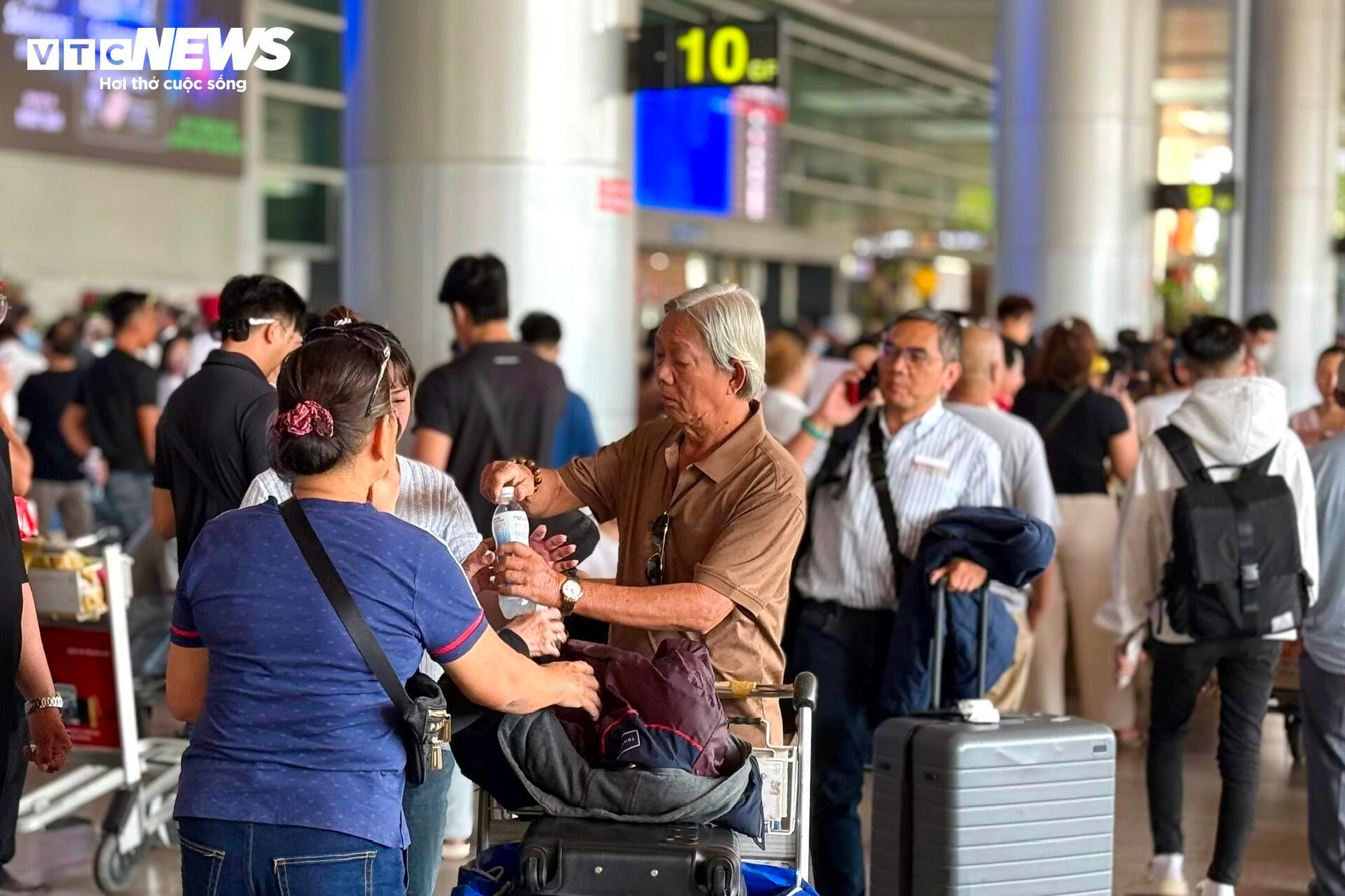 Sân bay Tân Sơn Nhất đông nghịt người đón kiều bào về quê ăn Tết - 10