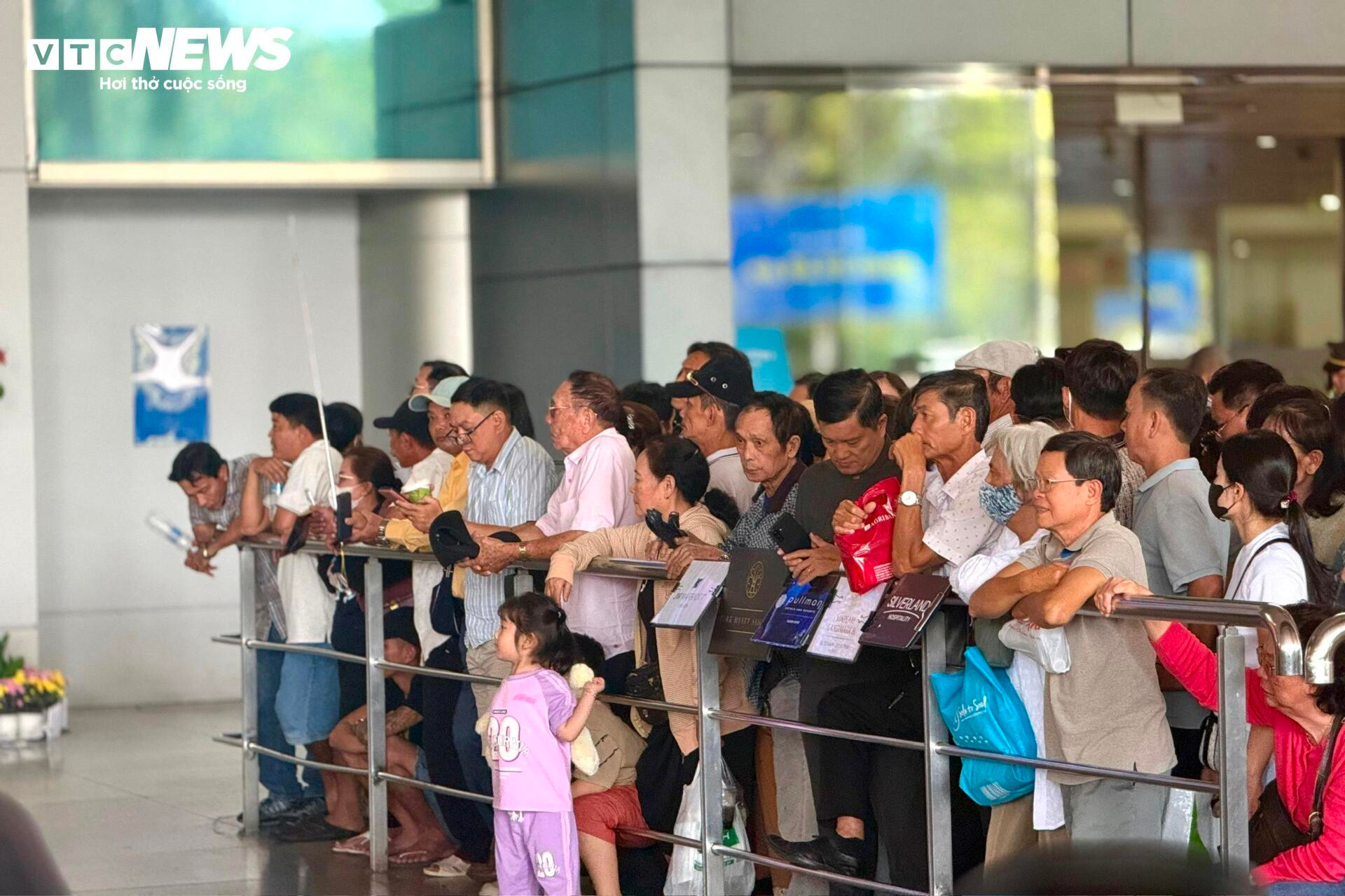 Sân bay Tân Sơn Nhất đông nghịt người đón kiều bào về quê ăn Tết - 3