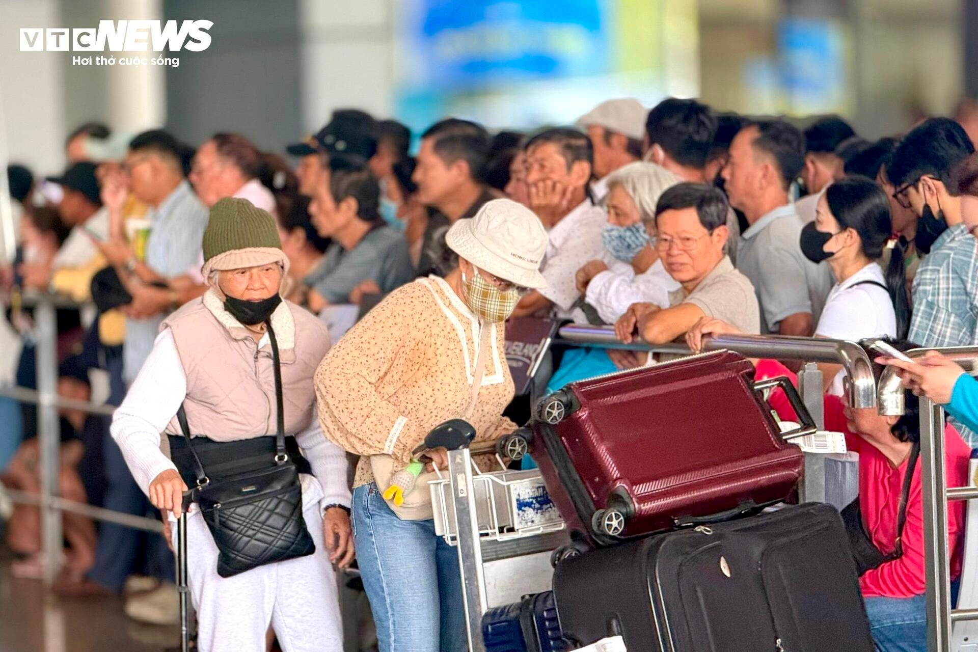Sân bay Tân Sơn Nhất đông nghịt người đón kiều bào về quê ăn Tết - 9