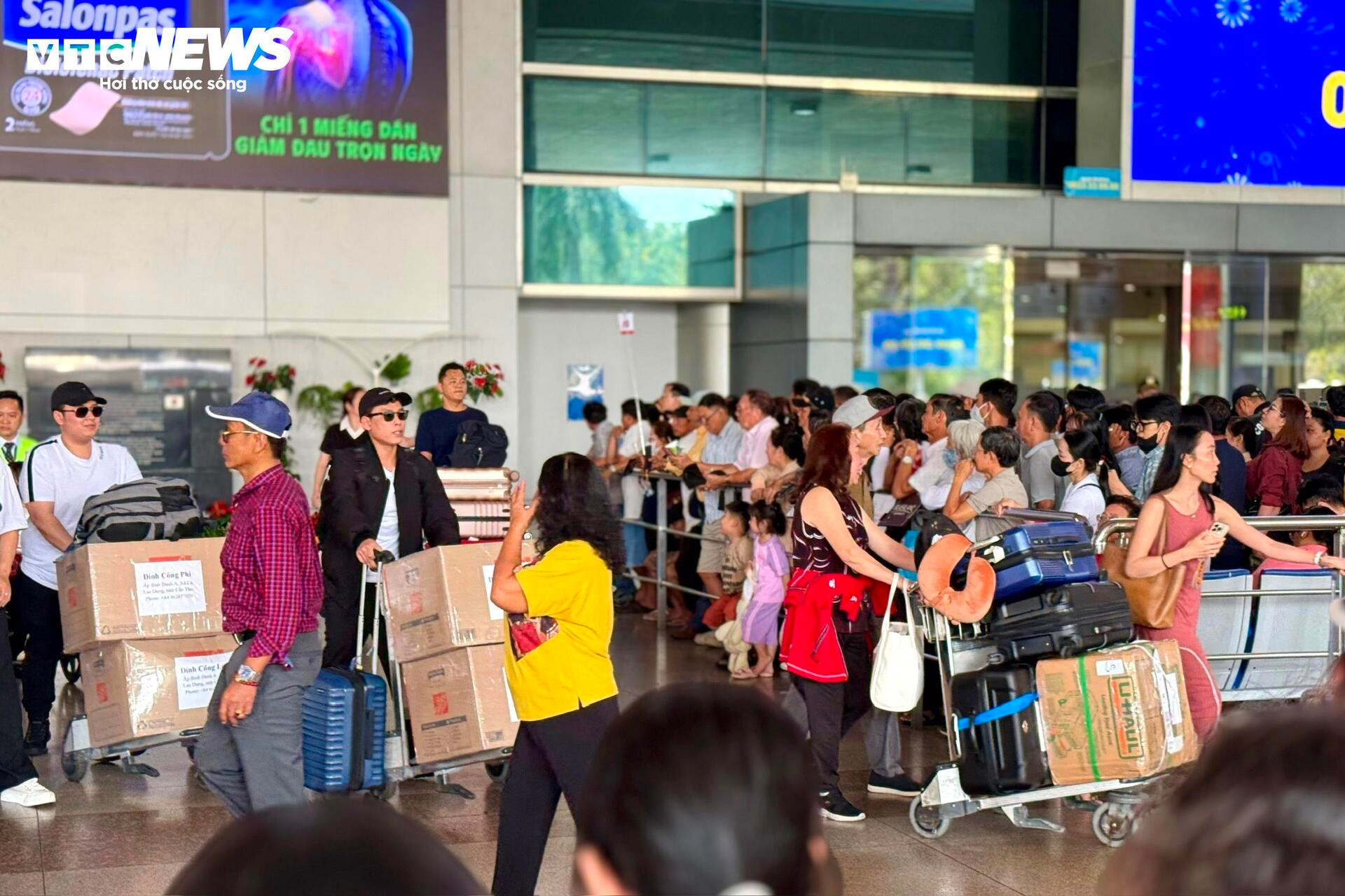 Sân bay Tân Sơn Nhất đông nghịt người đón kiều bào về quê ăn Tết - 8
