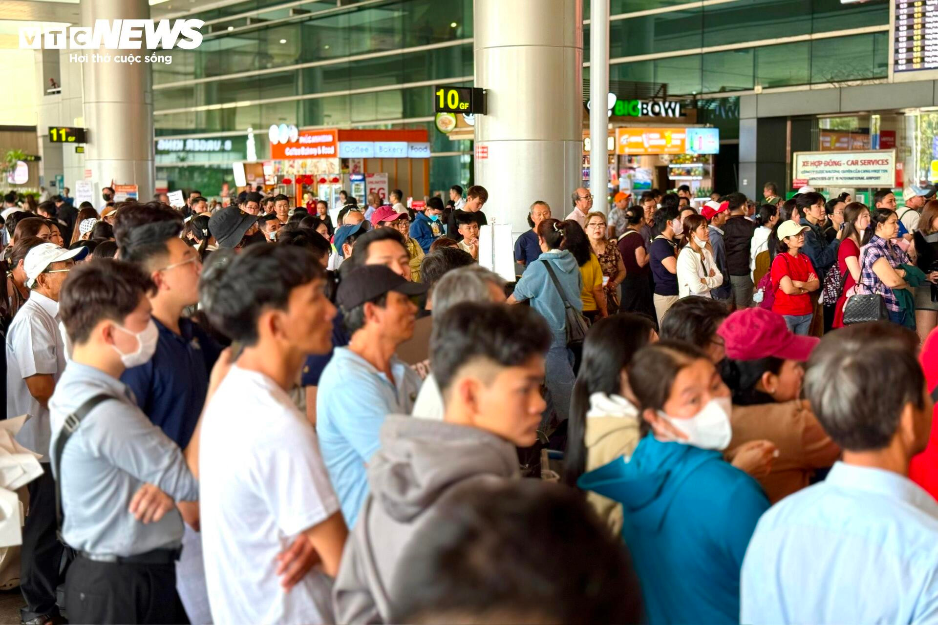 Sân bay Tân Sơn Nhất đông nghịt người đón kiều bào về quê ăn Tết - 1