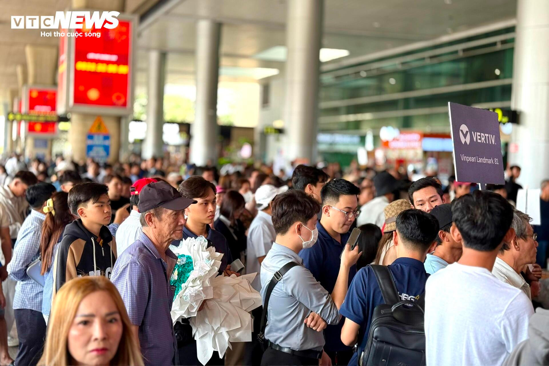 Sân bay Tân Sơn Nhất đông nghịt người đón kiều bào về quê ăn Tết - 4