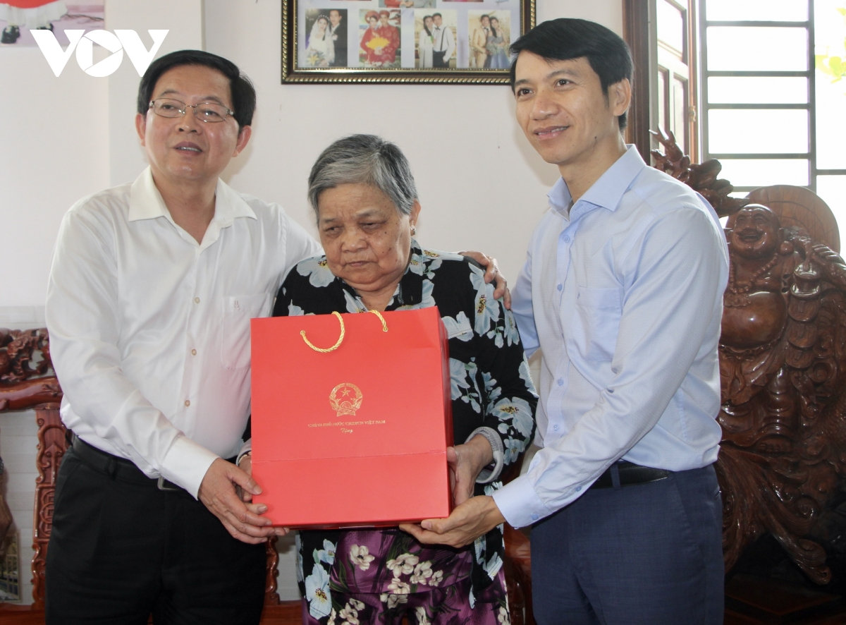 lanh dao Dang, nha nuoc tang qua, chuc tet tai Da nang, gia lai va can tho hinh anh 6