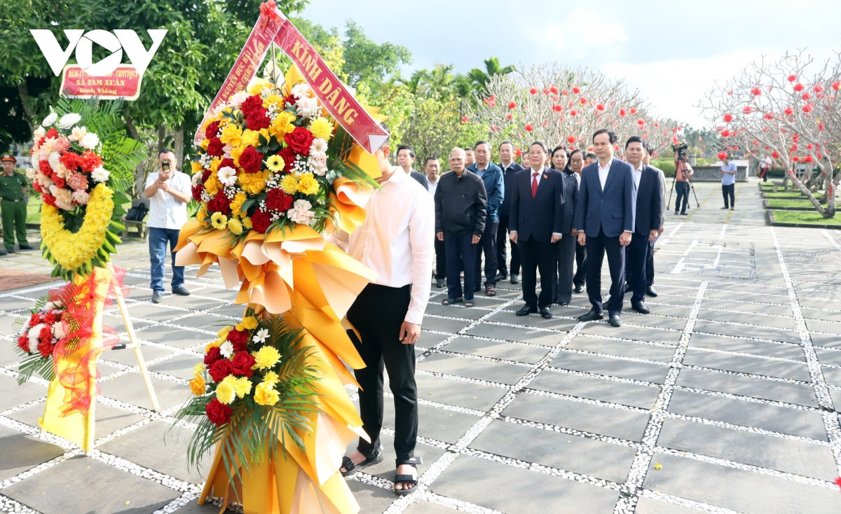 lanh dao Dang, nha nuoc tang qua, chuc tet tai Da nang, gia lai va can tho hinh anh 1