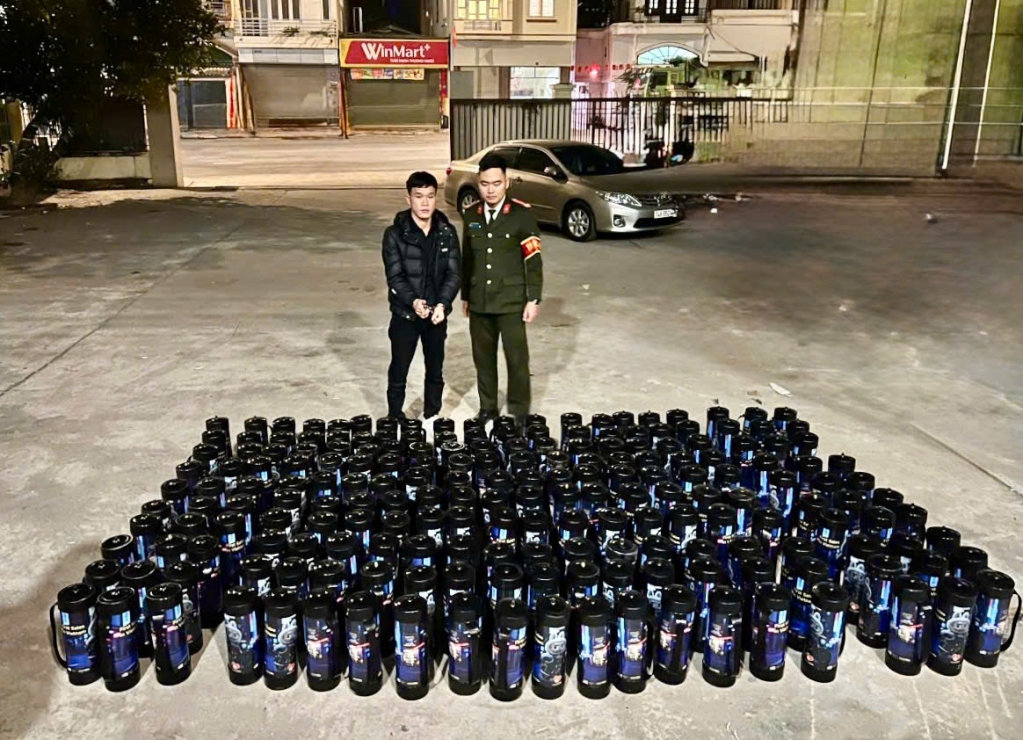 bat qua tang xe ban tai van chuyen 200 binh khi cuoi hinh anh 1