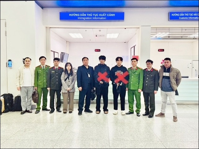 bat giu, ban giao hai doi tuong han quoc bi interpol truy na hinh anh 1