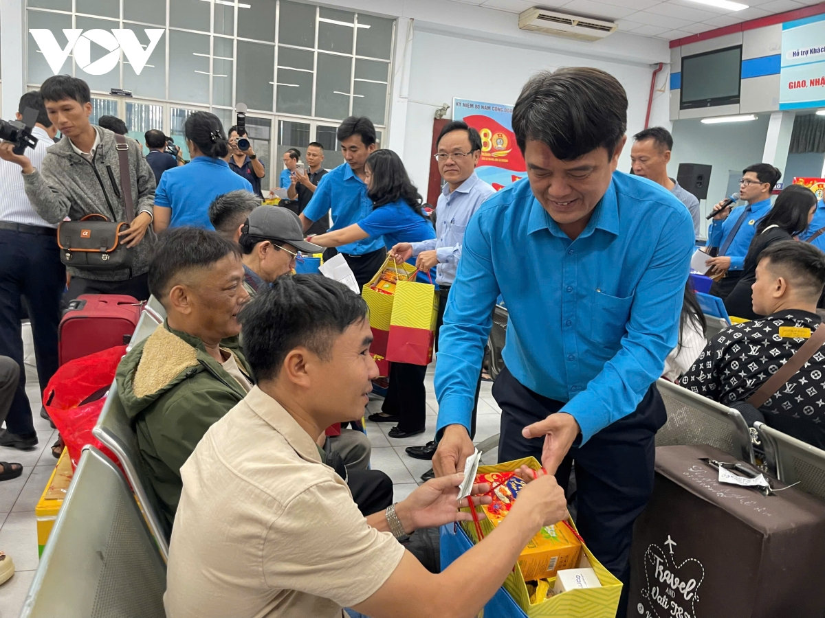những tấm vé tàu nghĩa tình ấm lòng công nhân xa quê về nhà ăn tết hình ảnh 3 nhung tam ve tau nghia tinh am long cong nhan xa que ve nha an tet hinh anh 3
