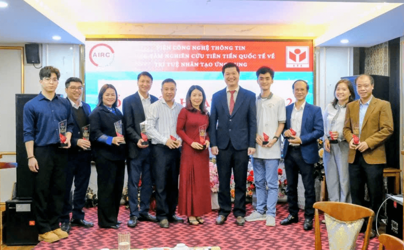 PGS.TS Lê Hoàng Sơn (đeo cavat ở giữa) cùng các học trò và nghiên cứu sinh.