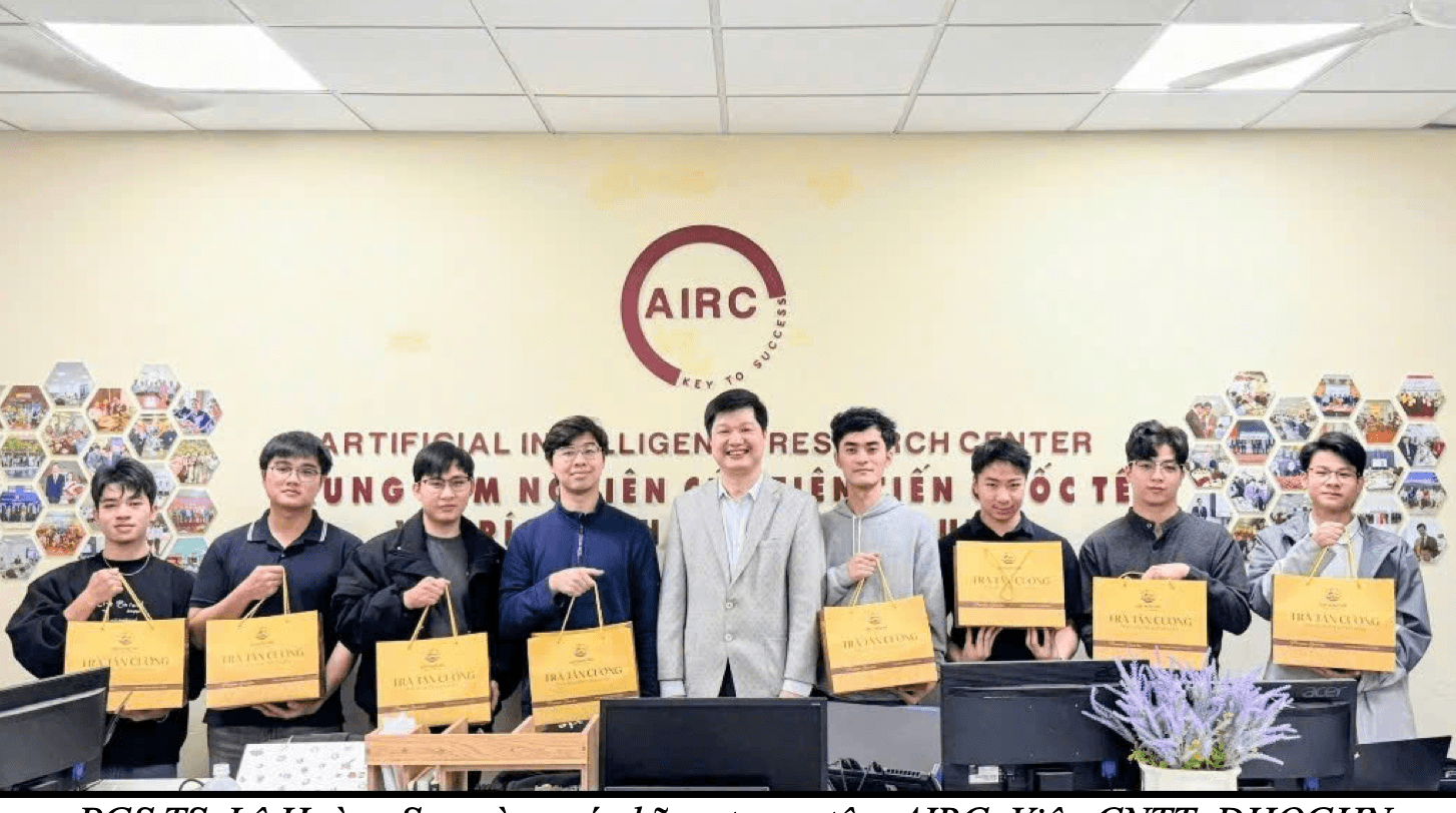 PGS.TS Lê Hoàng Sơn cùng các kỹ sư trung tâm AIRC, Viện CNTT, ĐHQGHN.