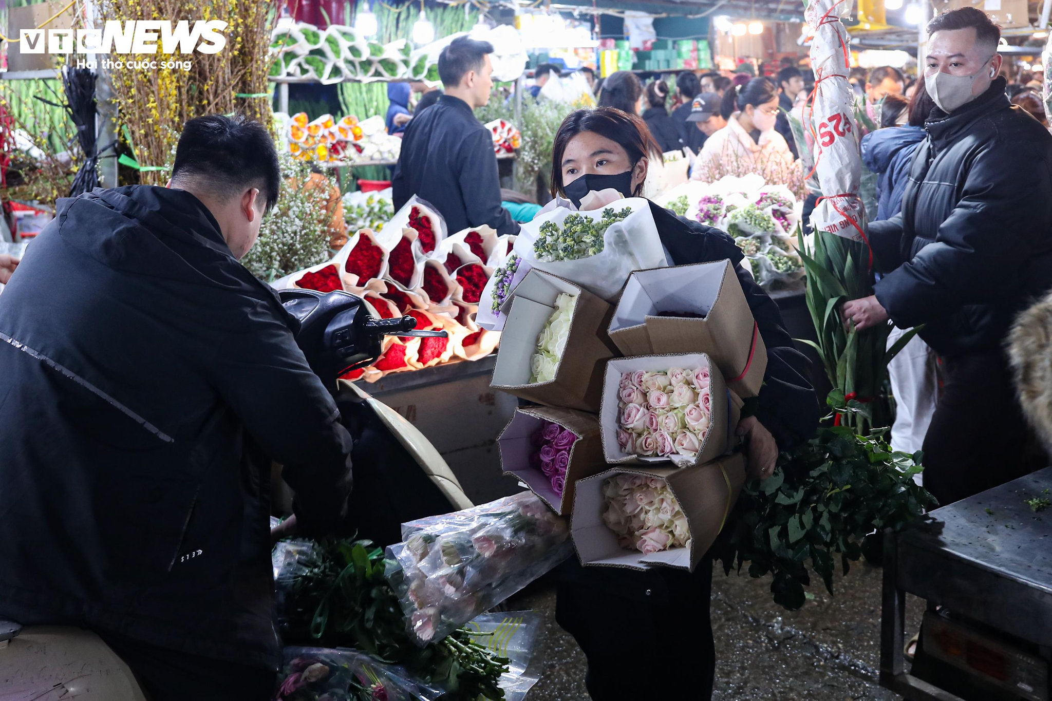 Chị Thu Hà (phường Vĩnh Hưng) cho biết, chợ hoa Quảng An gần như có đầy đủ các loại hoa đang được bày bán trên thị trường, thậm chí nhiều mặt hàng chỉ xuất hiện tại đây do được nhập từ các tỉnh, thành trong nước và cả nước ngoài. “Đến đây tôi có thể thoải mái lựa chọn, thích loại nào thì mua loại đó, rất tiện lợi. Trong khi giá cũng phải quá đắt”, chị nói.