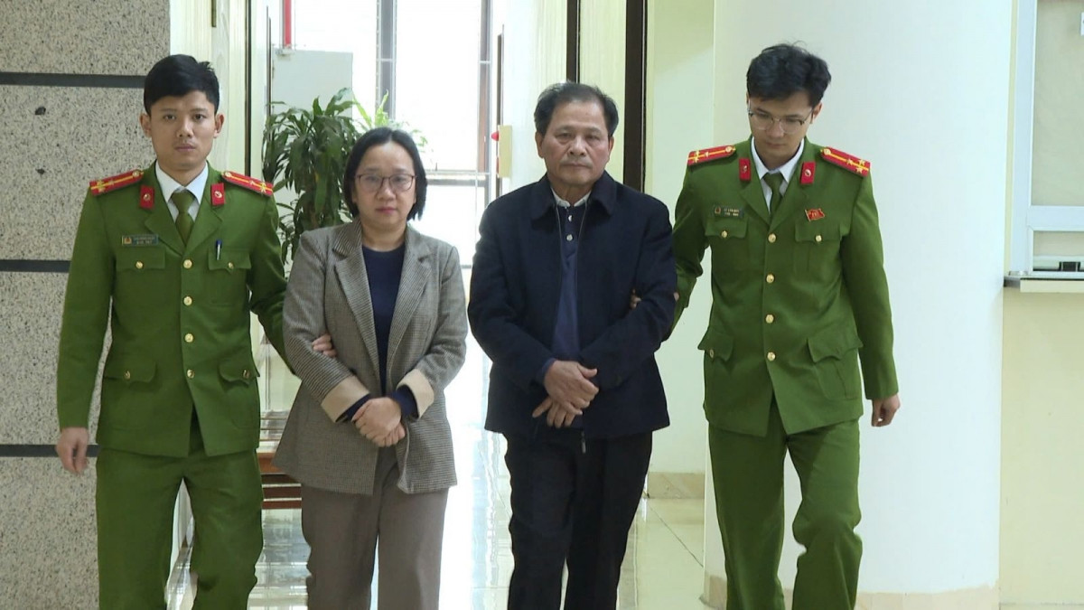 khoi to lanh dao 2 cong ty xe dien cho khach tron thue hang tram trieu dong hinh anh 1