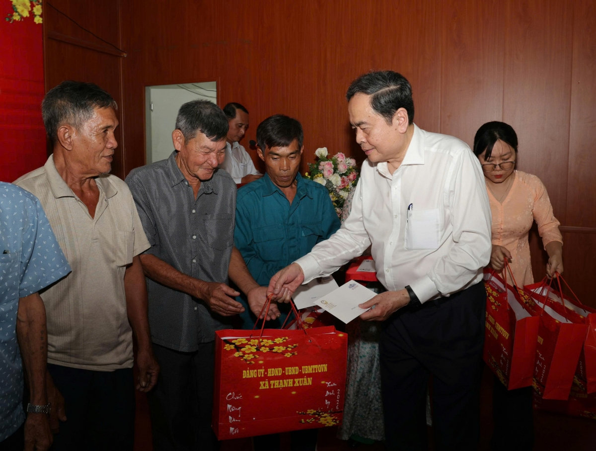 chủ tịch quốc hội thăm, tặng quả cho gia đình chính sách tại tp cần thơ hình ảnh 1 chu tich quoc hoi tham, tang qua cho gia dinh chinh sach tai tp can tho hinh anh 1
