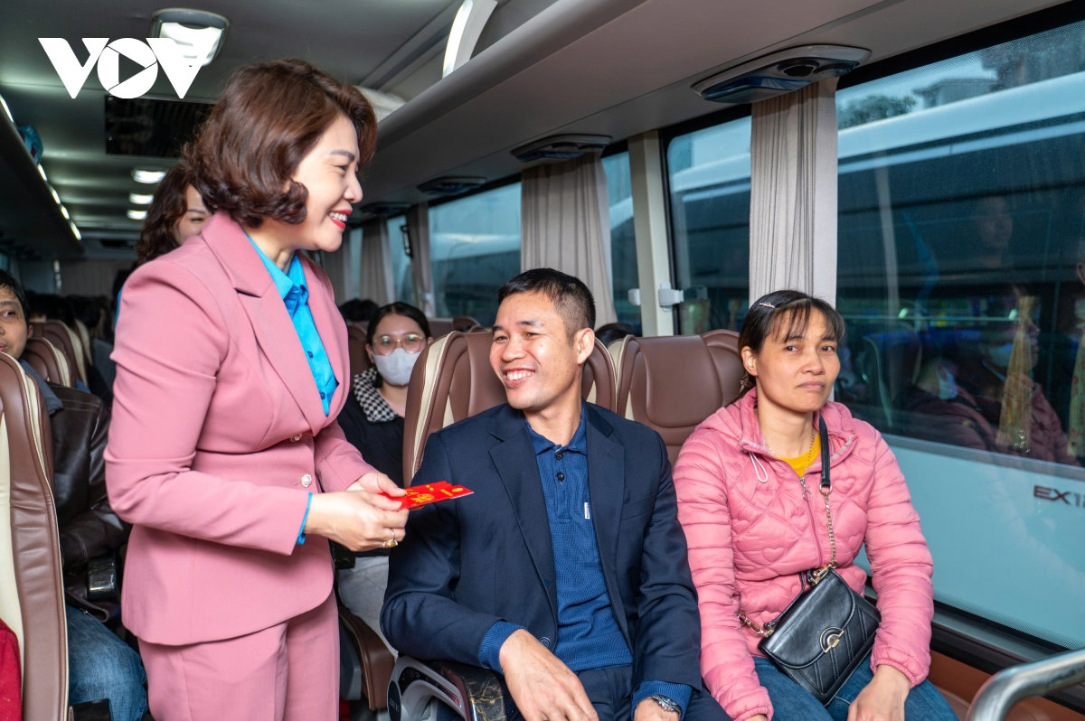 quang ninh to chuc hang tram chuyen xe dua tho mo ve que an tet hinh anh 2