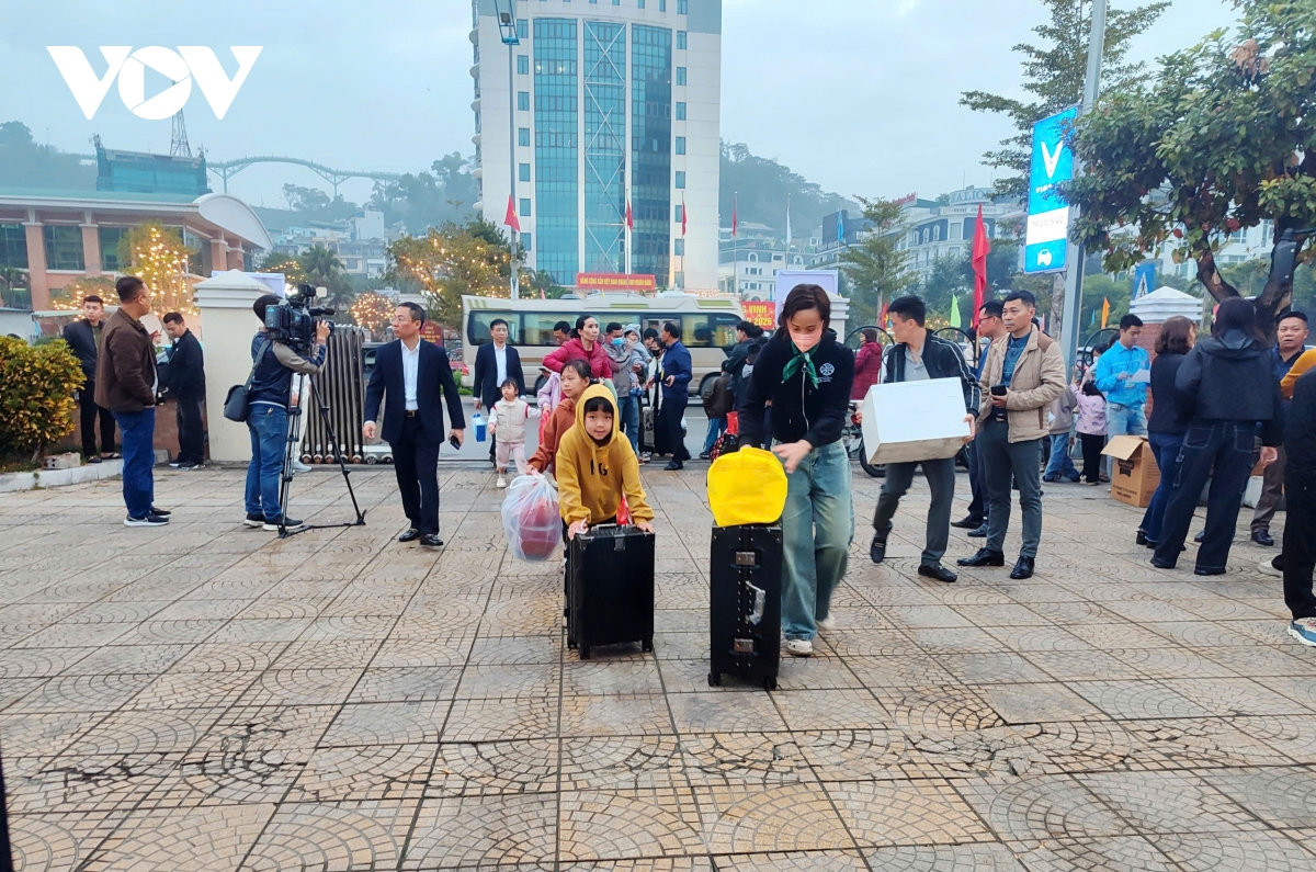 quang ninh to chuc hang tram chuyen xe dua tho mo ve que an tet hinh anh 6