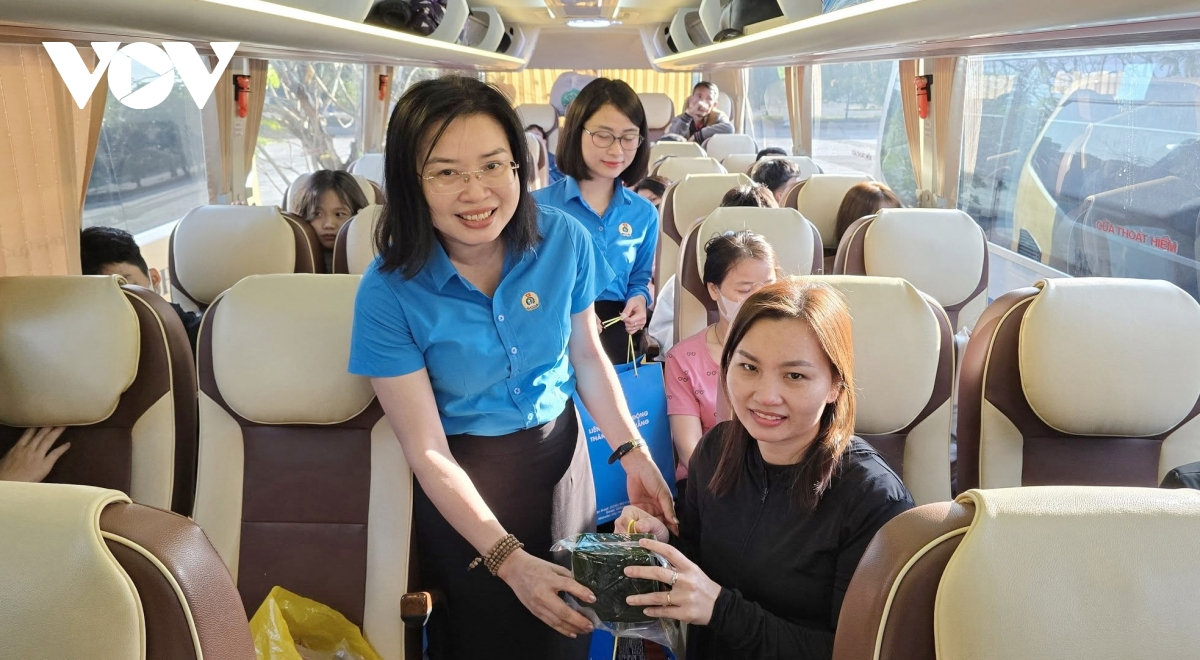Đà nẵng tổ chức 105 chuyến xe công đoàn đưa công nhân về quê ăn tết hình ảnh 8 Da nang to chuc 105 chuyen xe cong doan dua cong nhan ve que an tet hinh anh 8