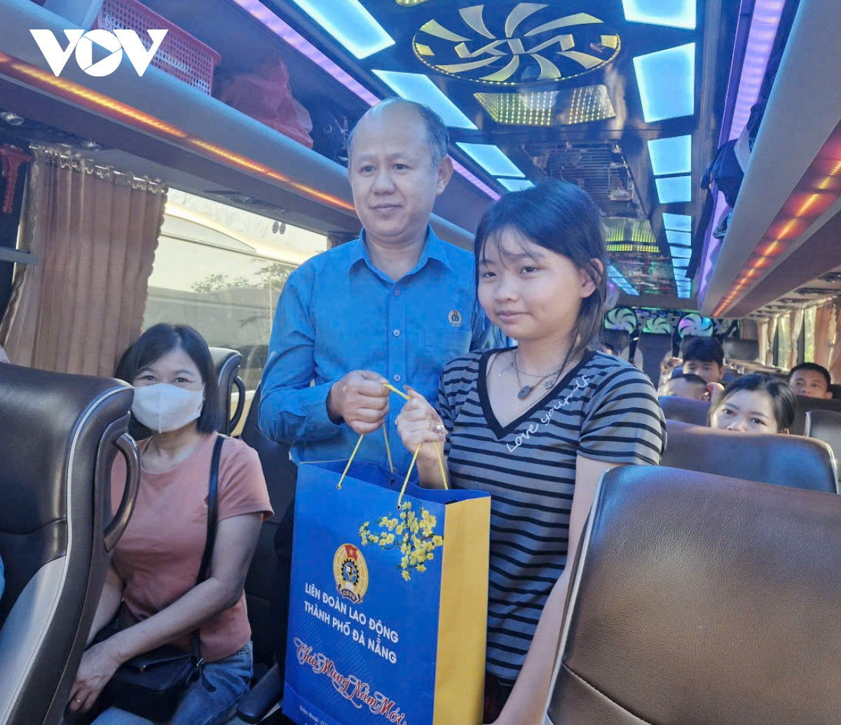 Đà nẵng tổ chức 105 chuyến xe công đoàn đưa công nhân về quê ăn tết hình ảnh 4 Da nang to chuc 105 chuyen xe cong doan dua cong nhan ve que an tet hinh anh 4