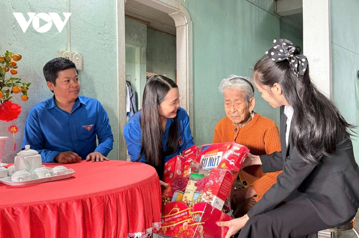 bữa cơm tất niên sớm cùng mẹ việt nam anh hùng hình ảnh 3 bua com tat nien som cung me viet nam anh hung hinh anh 3