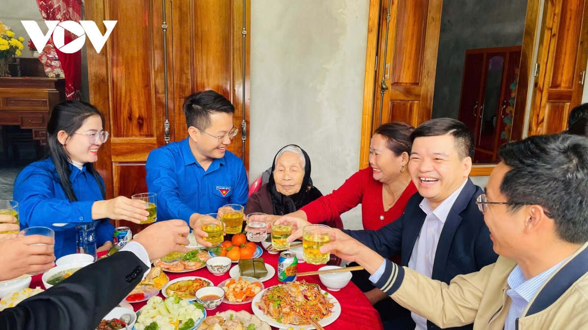 bữa cơm tất niên sớm cùng mẹ việt nam anh hùng hình ảnh 2 bua com tat nien som cung me viet nam anh hung hinh anh 2