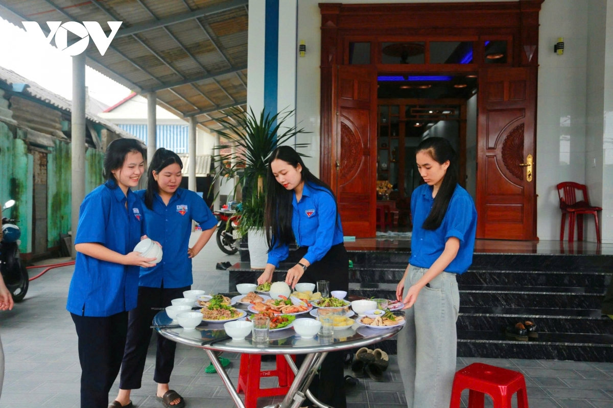 bữa cơm tất niên sớm cùng mẹ việt nam anh hùng hình ảnh 1 bua com tat nien som cung me viet nam anh hung hinh anh 1