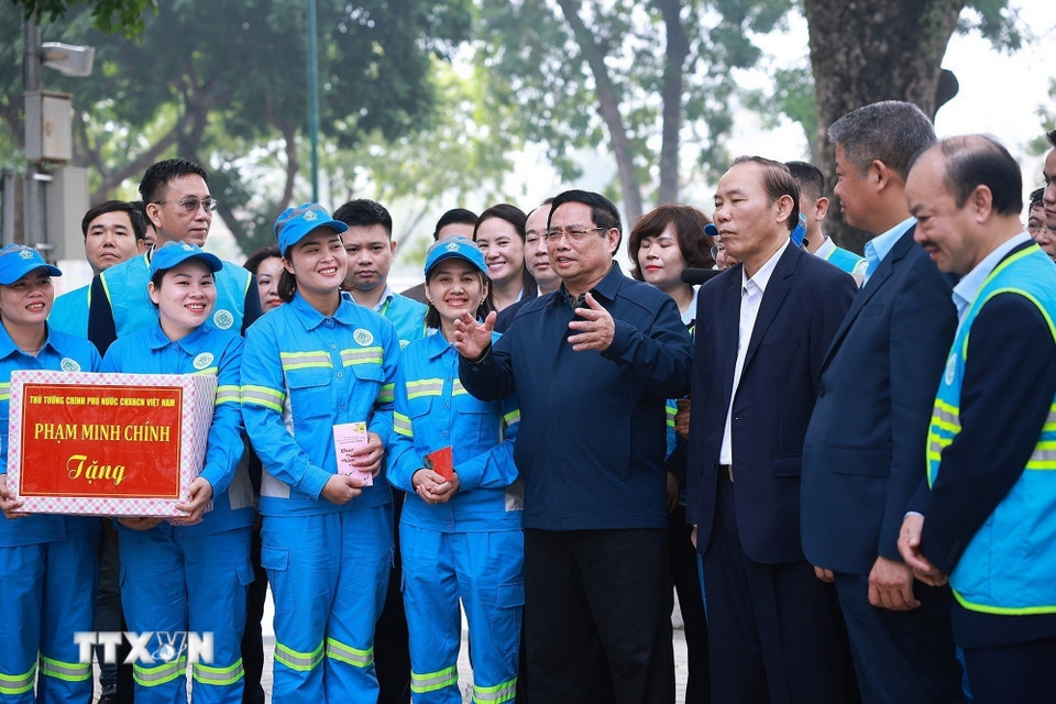 thu tuong tham va tang qua cong nhan moi truong ha noi lam viec xuyen tet hinh anh 1