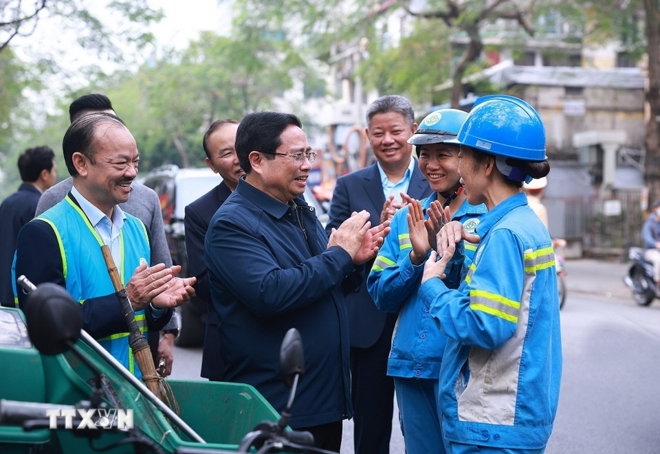 thu tuong tham va tang qua cong nhan moi truong ha noi lam viec xuyen tet hinh anh 3