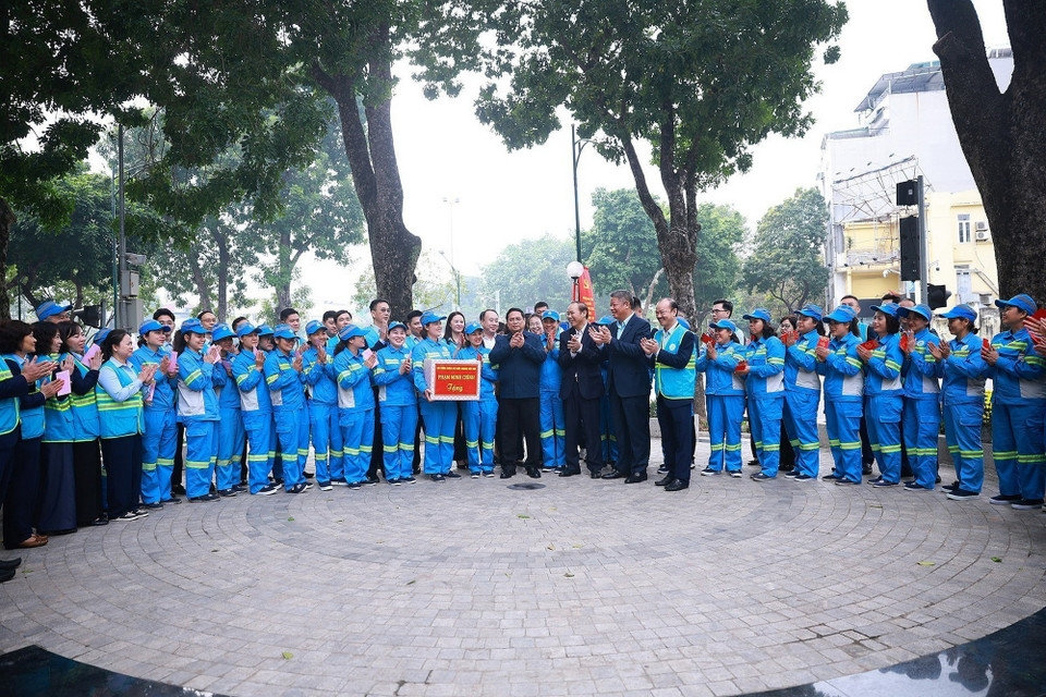 thu tuong tham va tang qua cong nhan moi truong ha noi lam viec xuyen tet hinh anh 2