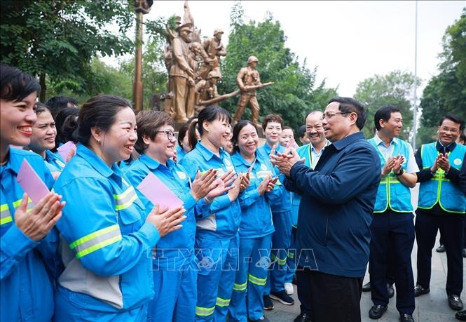 thu tuong tham va tang qua cong nhan moi truong ha noi lam viec xuyen tet hinh anh 4
