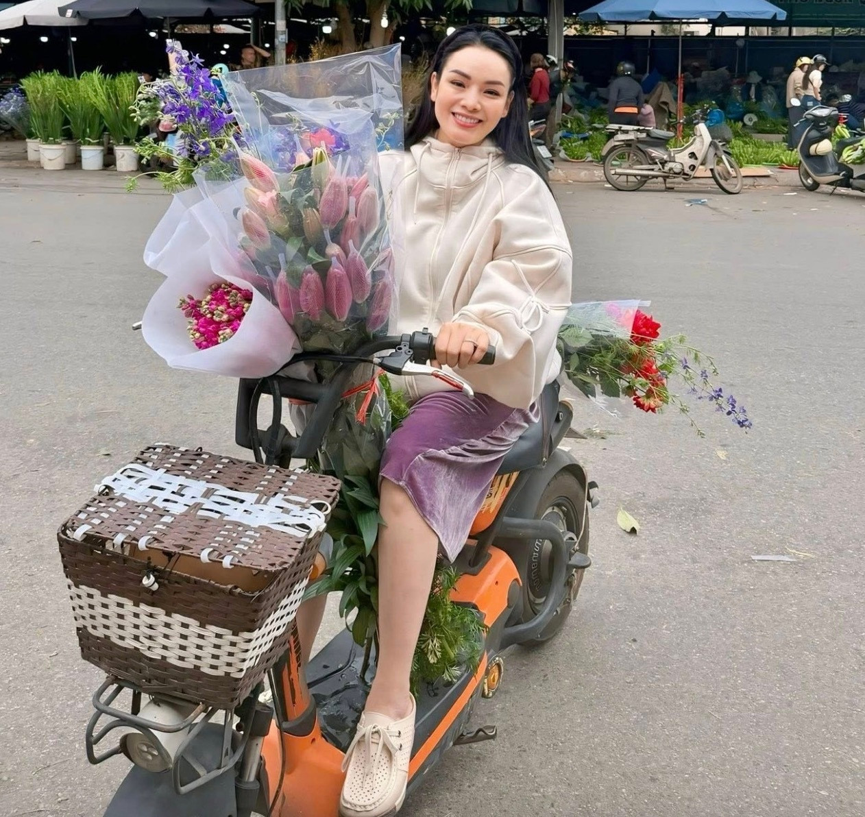 Phó giáo sư - NSƯT Tân Nhàn tự lái xe đi chợ sắm Tết ở quê.