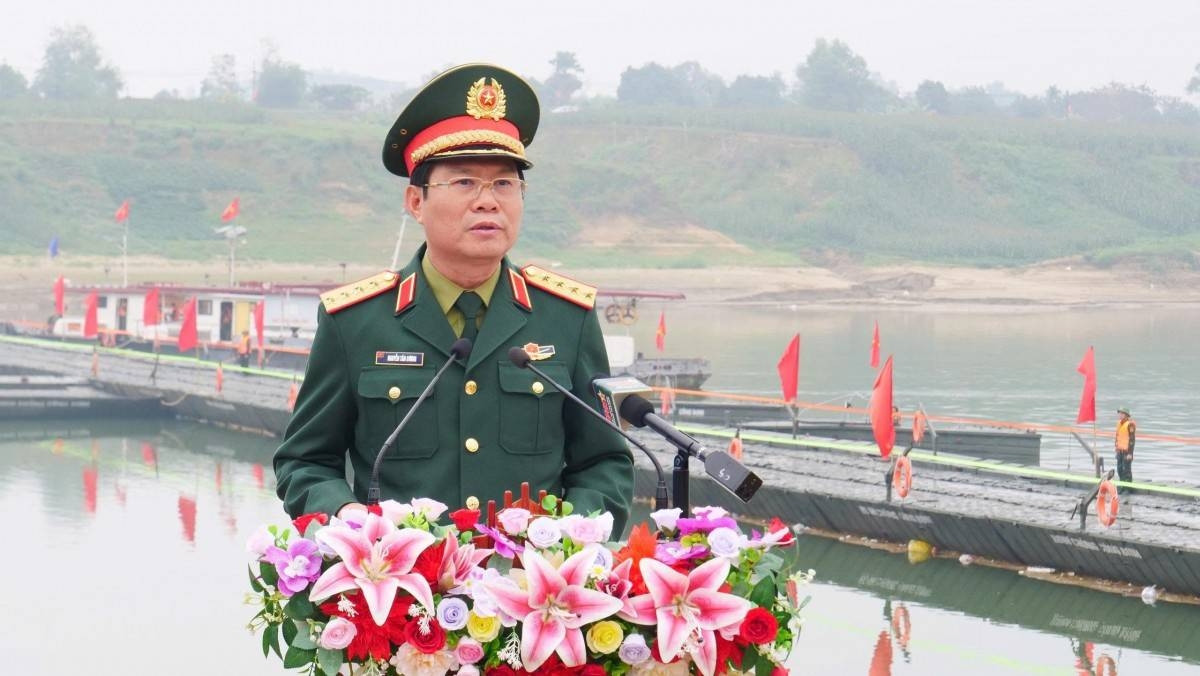 thong xe cau phao Doan hung, noi doi bo song lo luc trua 29 tet nguyen dan hinh anh 2