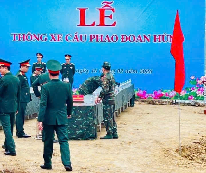 thong xe cau phao Doan hung, noi doi bo song lo luc trua 29 tet nguyen dan hinh anh 1