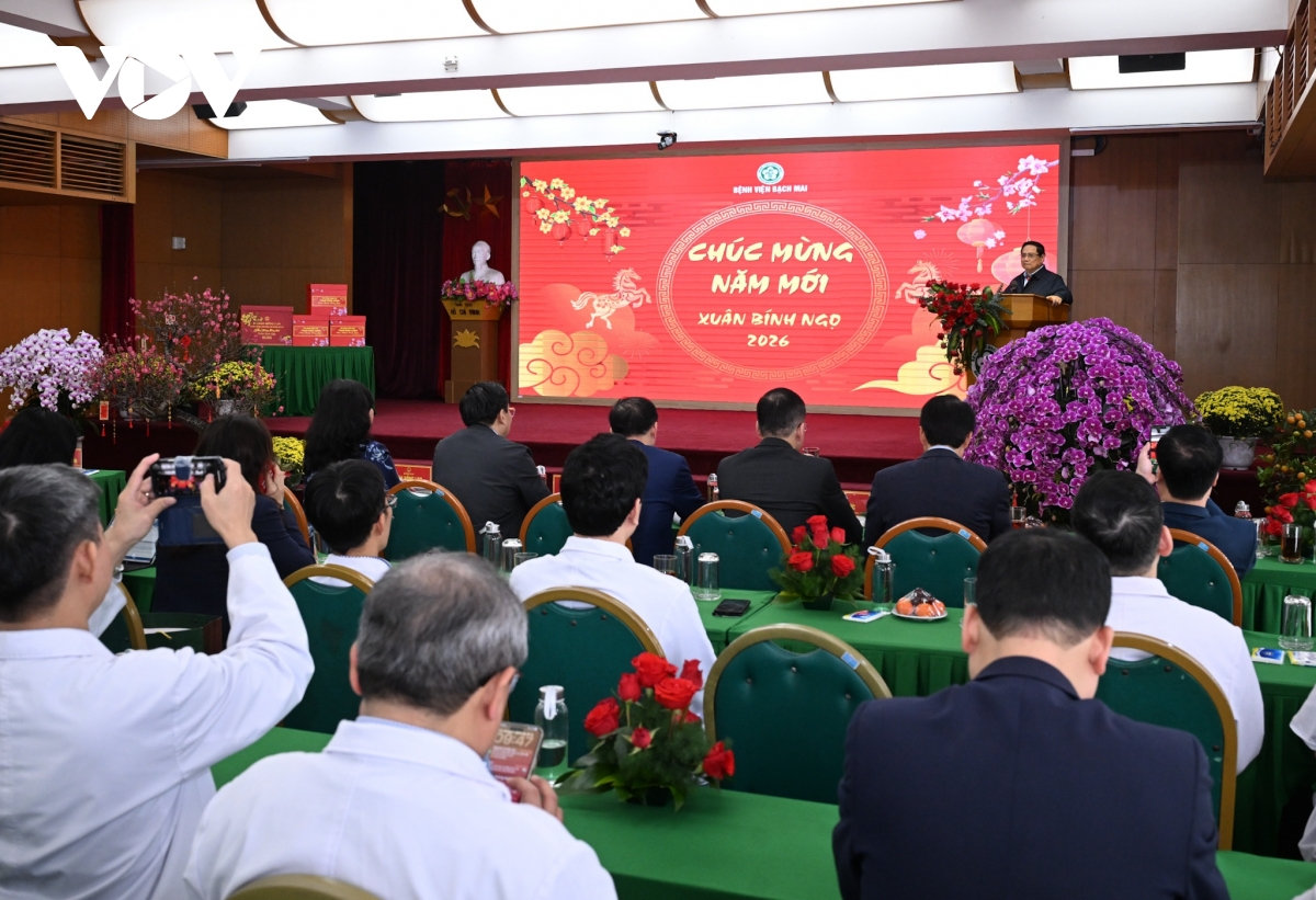 thu tuong pham minh chinh tham benh vien bach mai va benh vien huu nghi viet Duc hinh anh 1