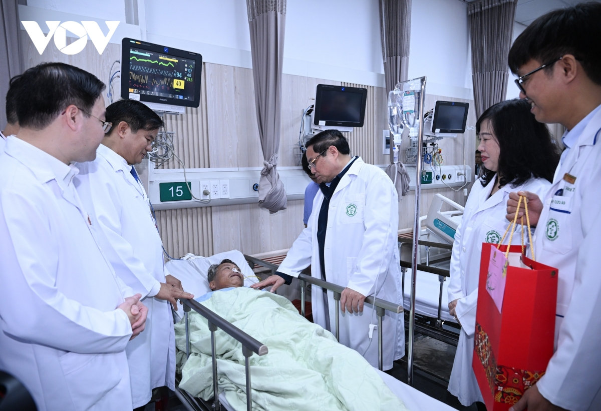 thu tuong pham minh chinh tham benh vien bach mai va benh vien huu nghi viet Duc hinh anh 2