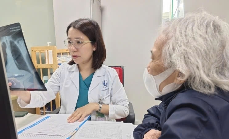 PGS.TS Nguyễn Ngọc Tâm thăm khám và tư vấn sức khoẻ cho người bệnh. (Ảnh: BSCC)