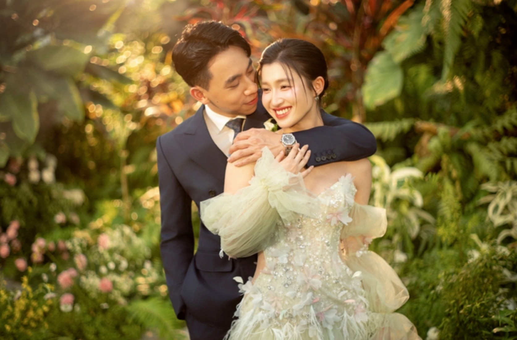 Á hậu Phương Nhi trở thành con dâu hào môn.