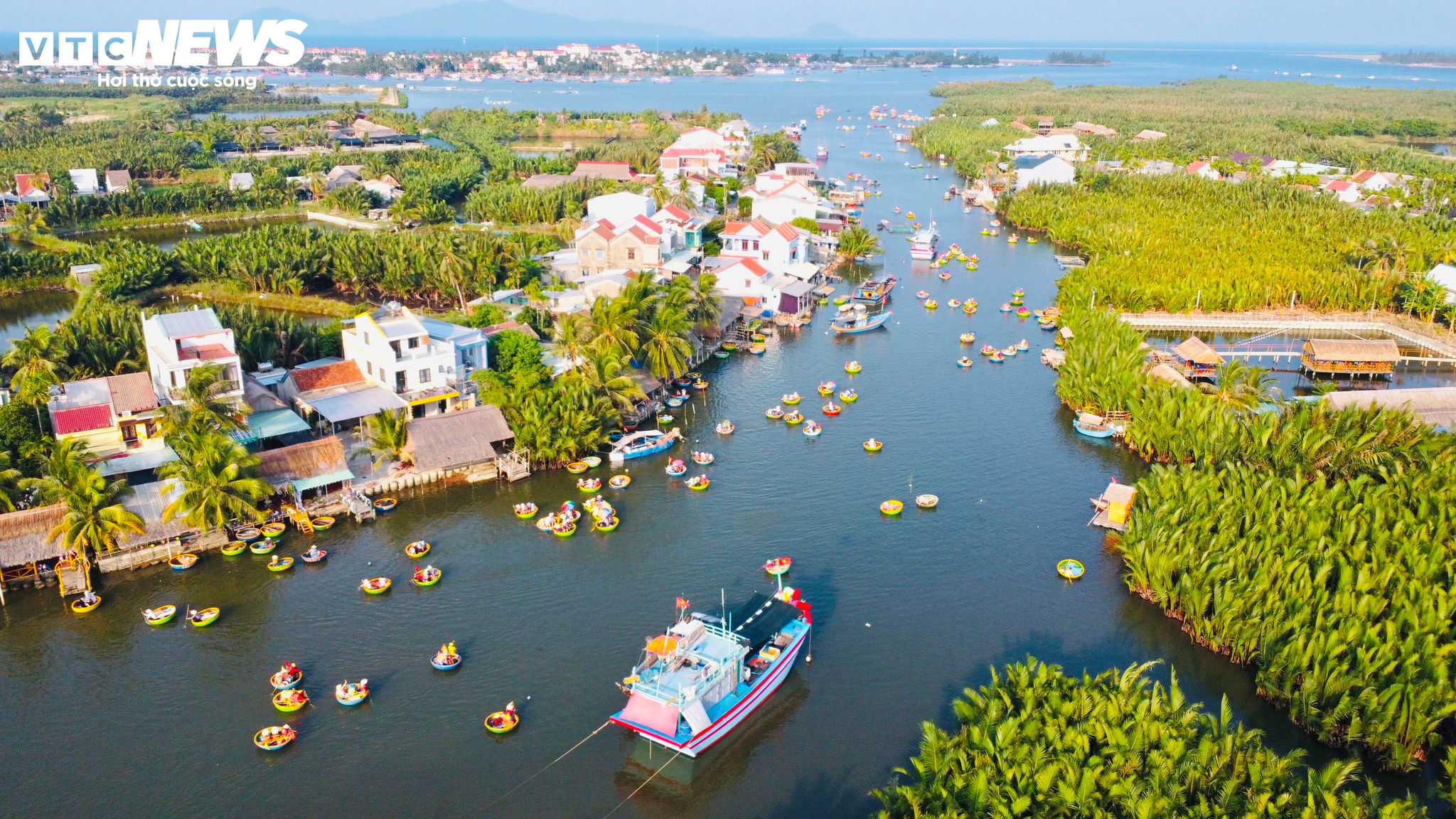 Toàn cảnh vùng sông nước Cẩm Thanh nhìn từ trên cao.
