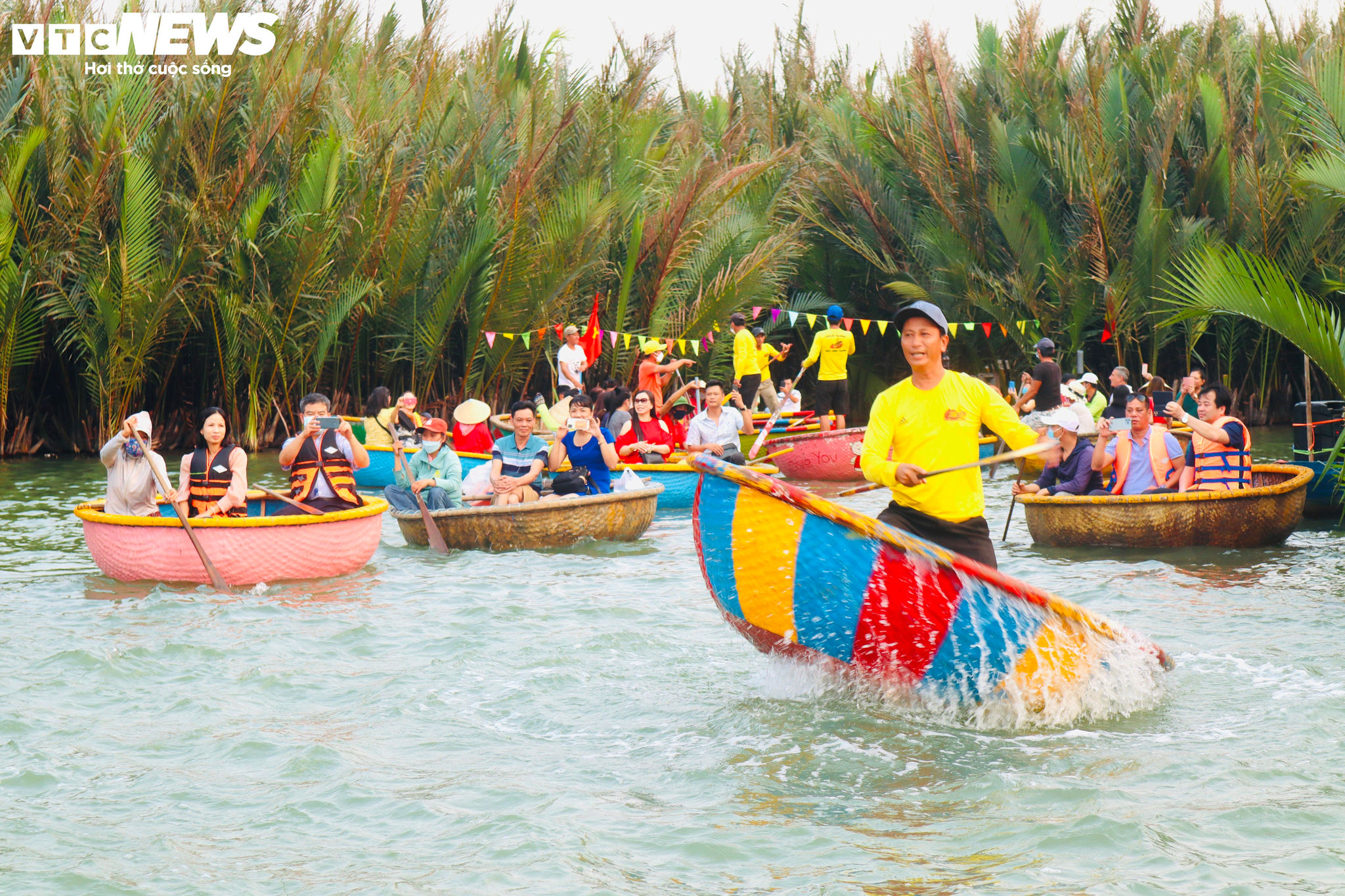 Màn biểu diễn lắc thúng chai luôn mang lại cảm giác phấn khích cho du khách khi đến với rừng dừa Bảy Mẫu.