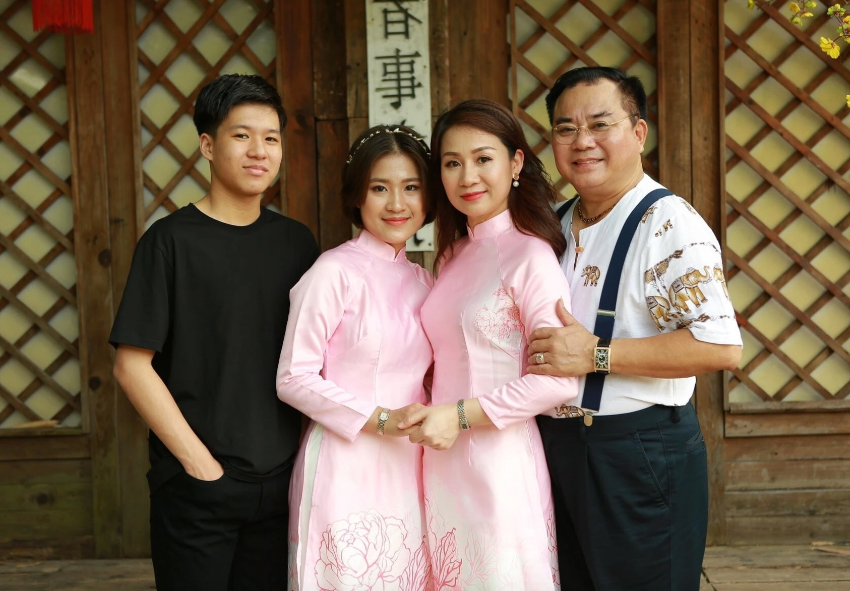 Vợ chồng NSND Quốc Trượng và hai con.