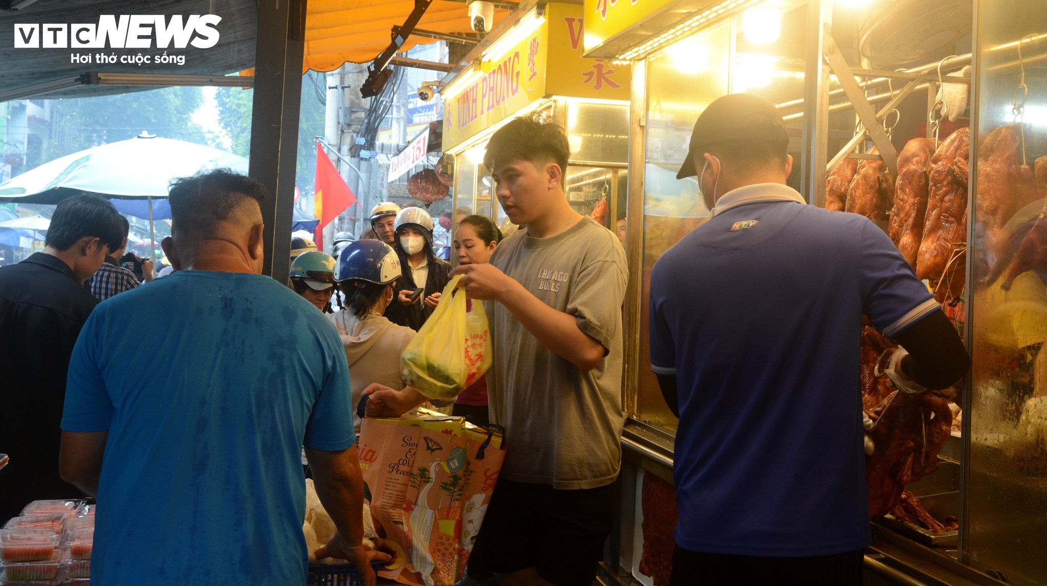 Bên trong, các nhân viên liên tục lên đơn giao cho khách.