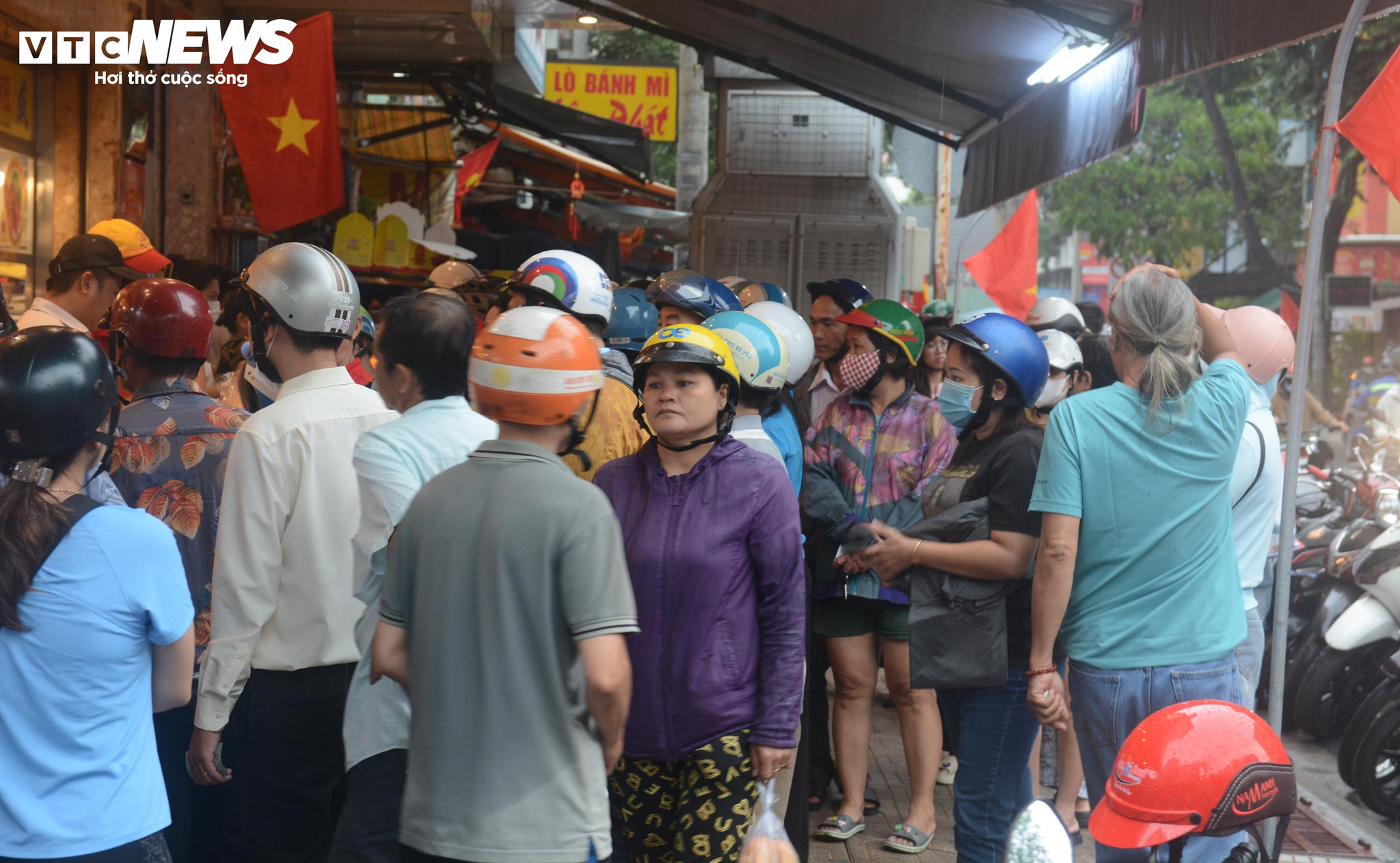 Hầu hết các tiệm heo quay, vịt quay trên đường Bùi Hữu Nghĩa, Phan Văn Trị đều rất đông khách trong ngày vía Thần Tài.