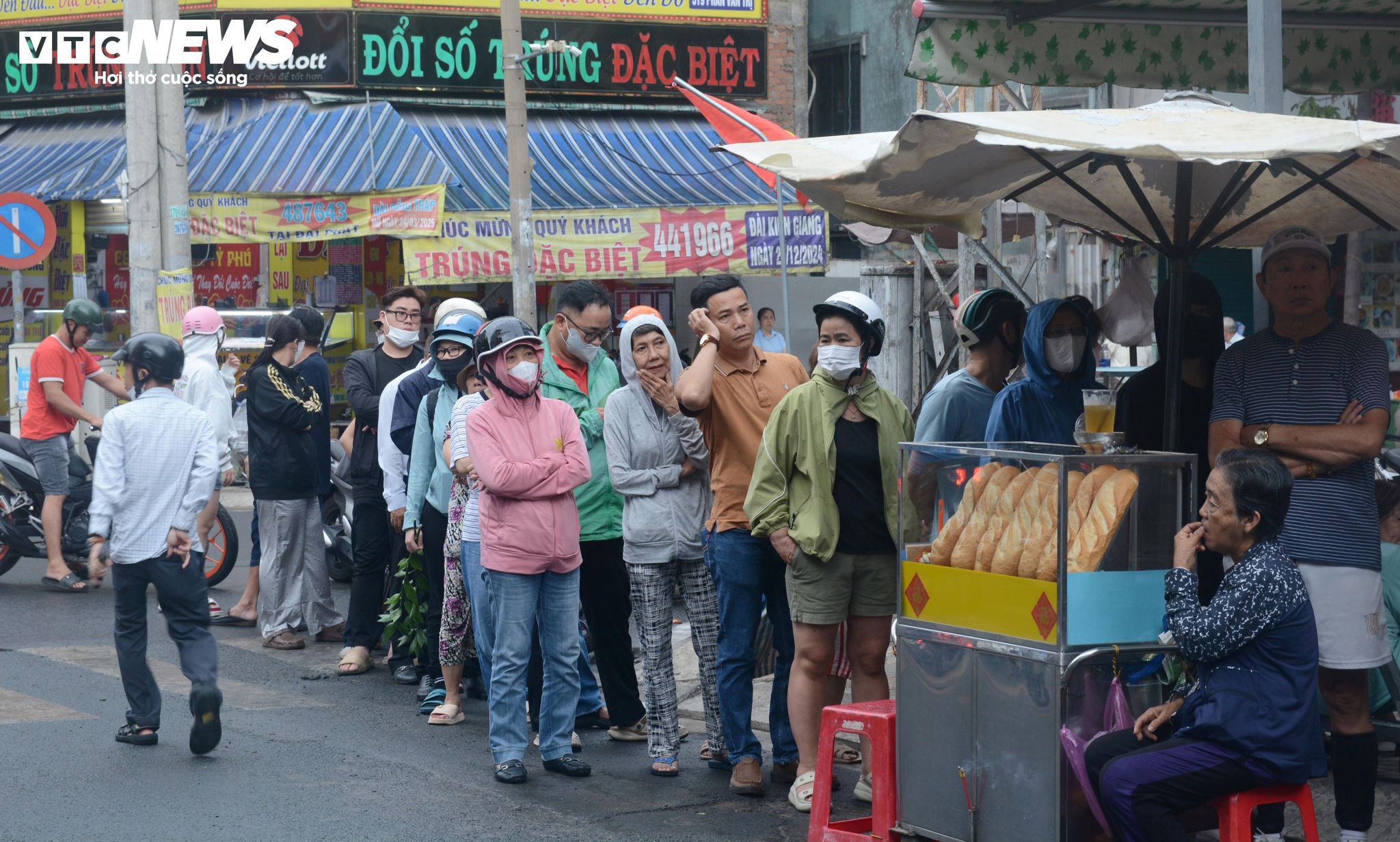 Ai cũng kiên nhẫn chờ đến lượt.