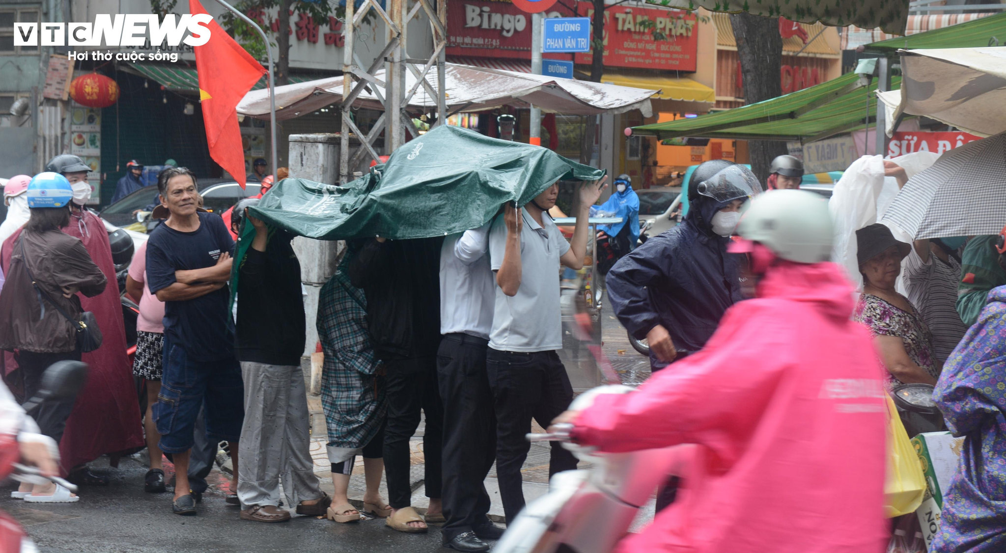 Sáng nay, TP.HCM xuất hiện mưa trái mùa, khiến việc mua bán có phần bị ảnh hưởng.