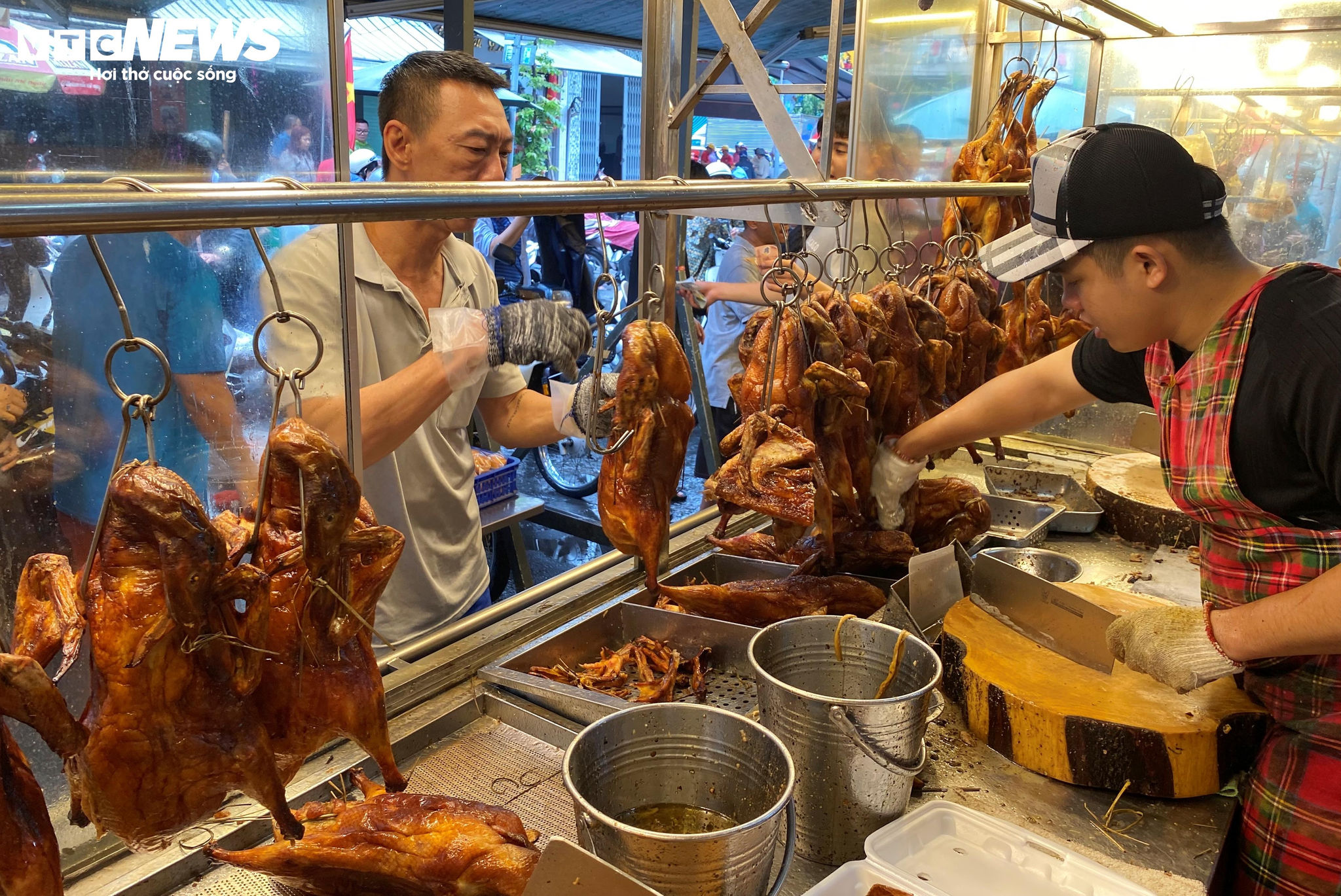 Bên trong quầy vịt quay, các nhân viên liên tay chặt vịt để phục vụ khách.