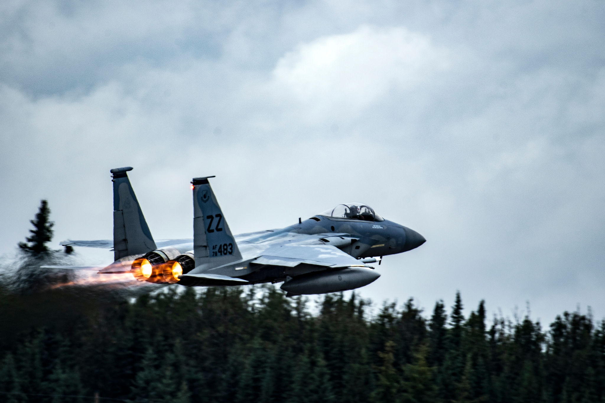 Một chiếc F-15C Eagle thuộc căn cứ không quân Kadena (Nhật Bản) cất cánh từ đường băng tại căn cứ không quân Eielson, bang Alaska, ngày 17/8/2021. (Ảnh: Không quân Mỹ)