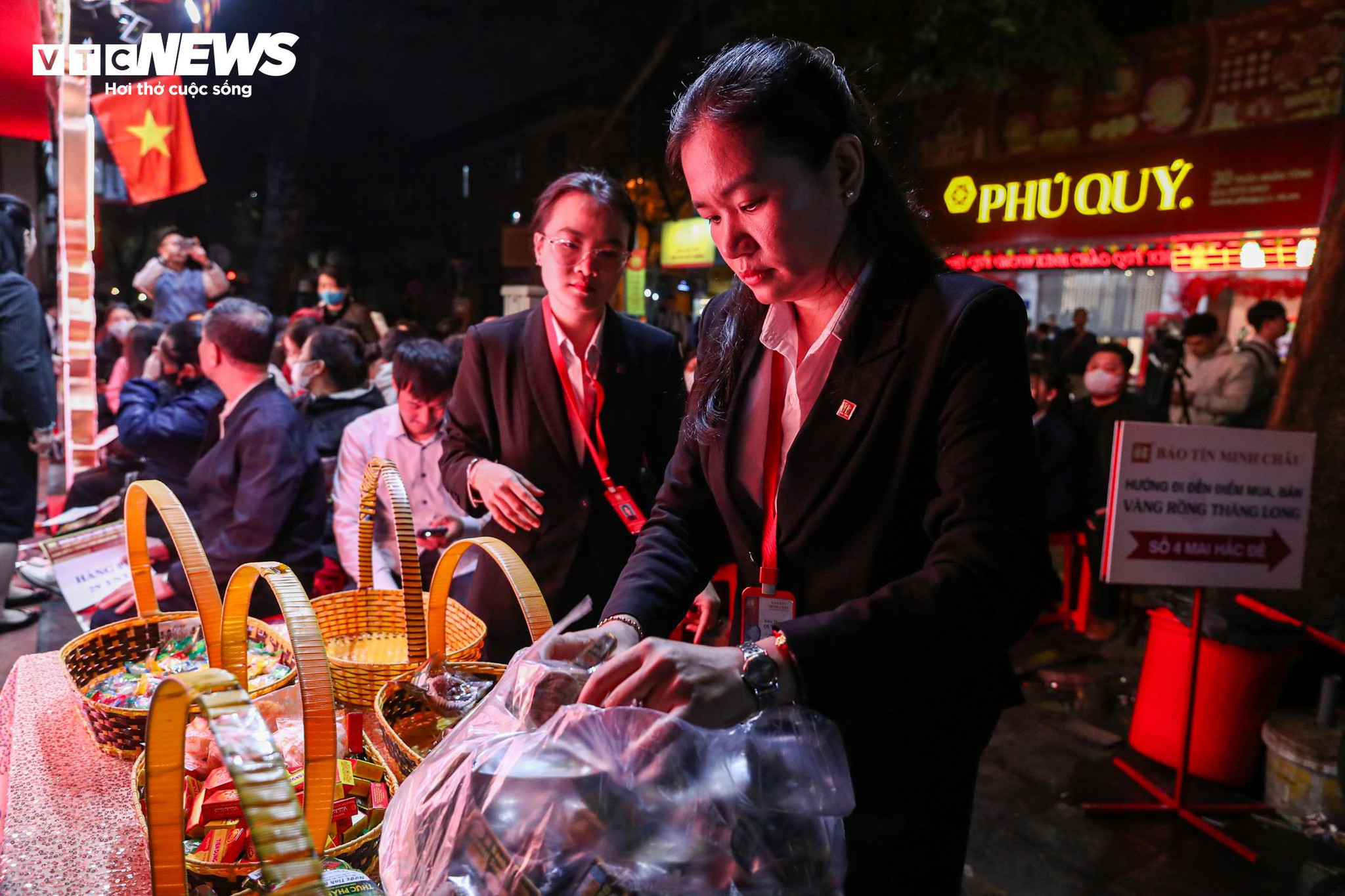 Các cửa hàng vàng chuẩn bị bánh kẹo, nước uống phục vụ khách đến xếp hàng từ sớm chờ mua vàng trong ngày vía Thần Tài.