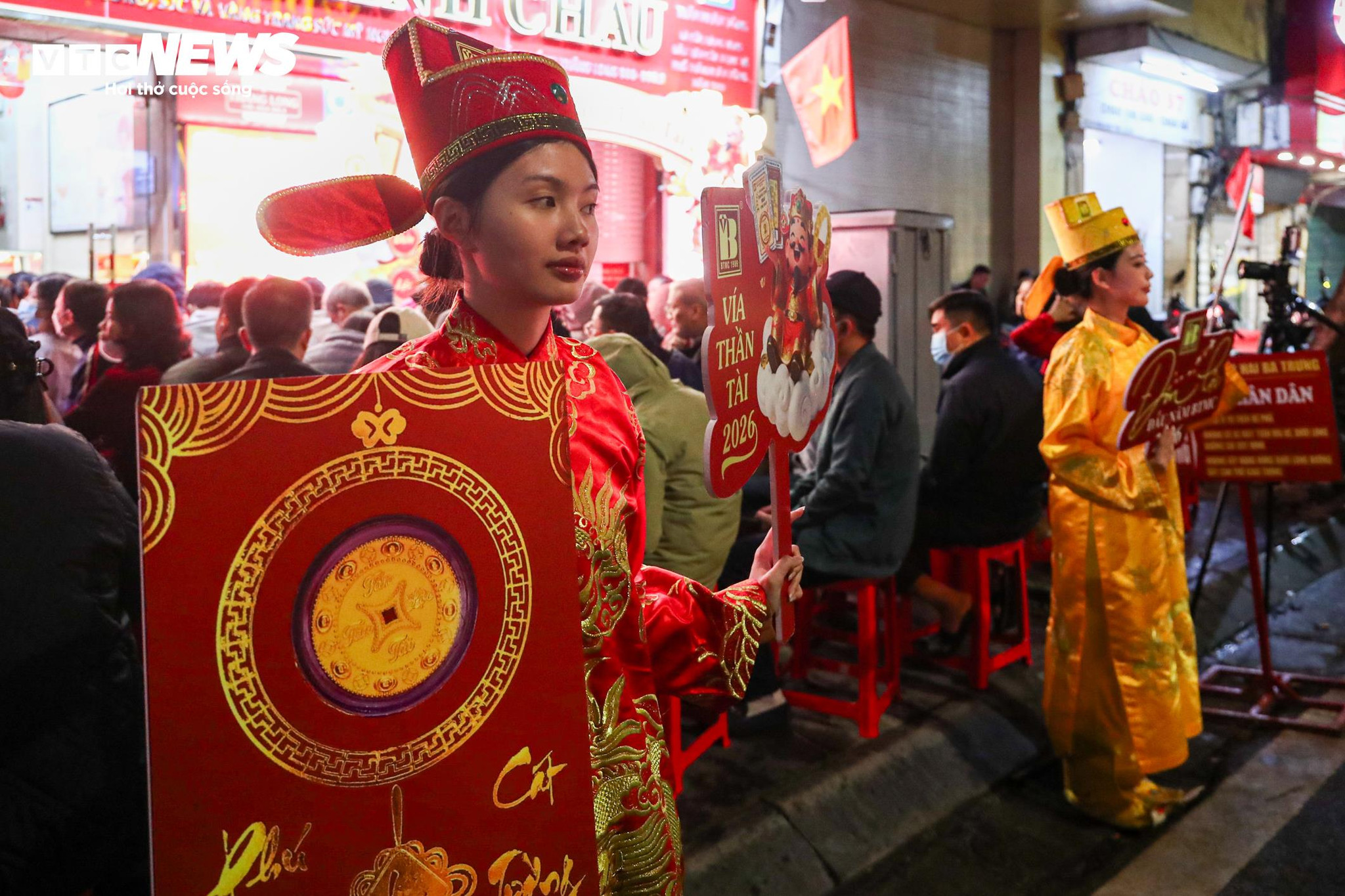 Ngày vía Thần Tài nhiều năm nay đã trở thành nét sinh hoạt quen thuộc mỗi đầu xuân của người dân để gửi gắm kỳ vọng về tài lộc, may mắn trong dịp năm mới.Tuy nhiên, các chuyên gia khuyến cáo, trong bối cảnh giá vàng biến động tăng mạnh, người dân nên thận trọng, mua số lượng ít để hạn chế rủi ro.