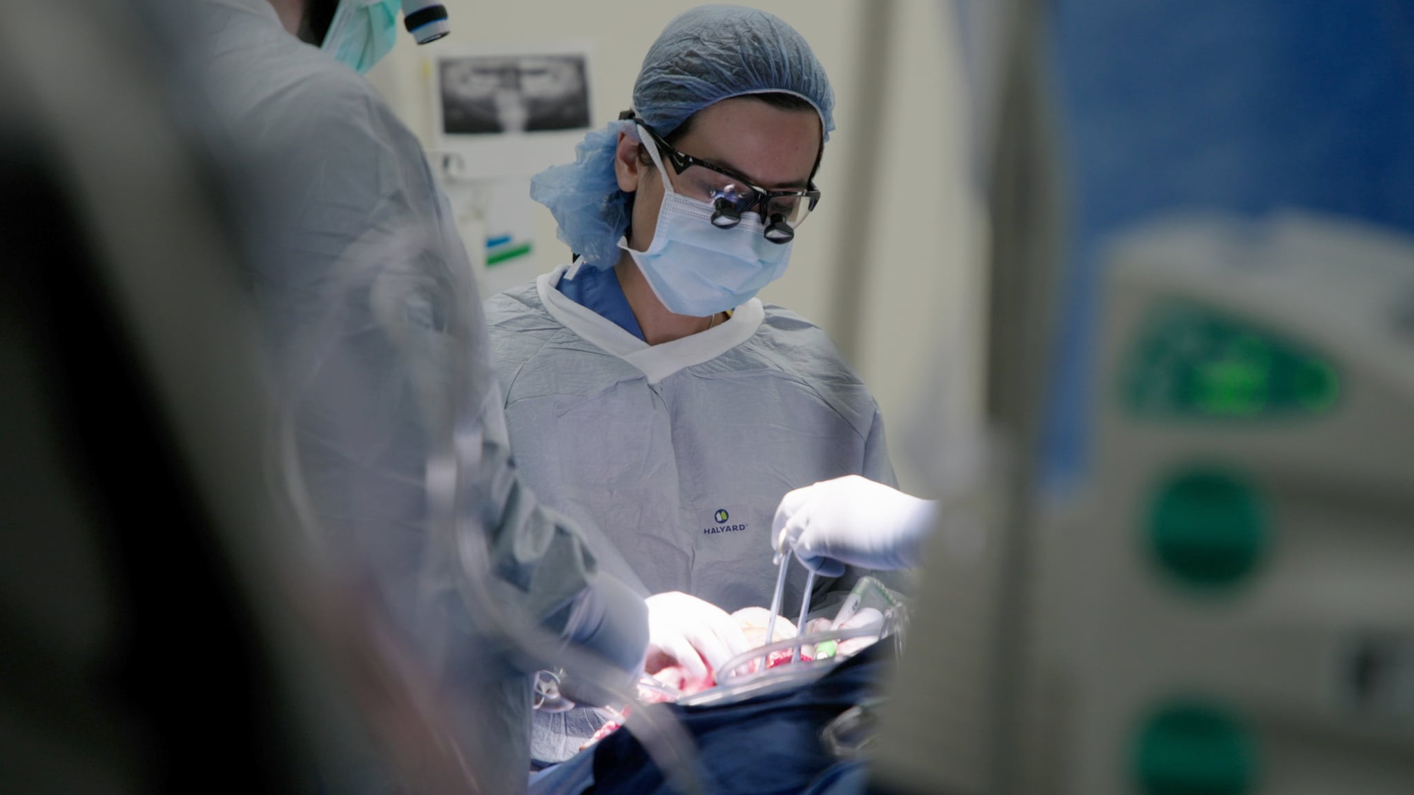 Bác sĩ Liên Chi trong một ca phẫu thuật ung thư đầu cổ ở bệnh viện Loma Linda University, Mỹ.
