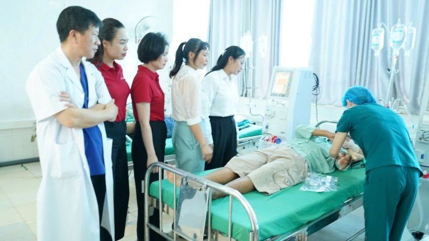 a2-can-bo-agribank-tham-benh-nh.jpg