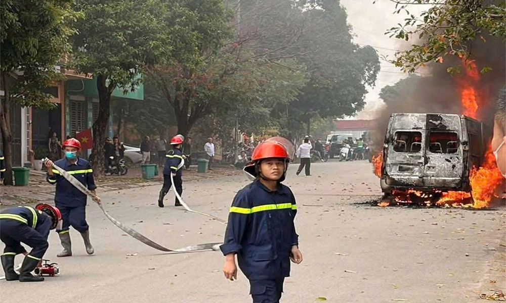 Dang luu thong tren duong o bac ninh, mot xe o to 16 cho bat ngo boc chay hinh anh 1